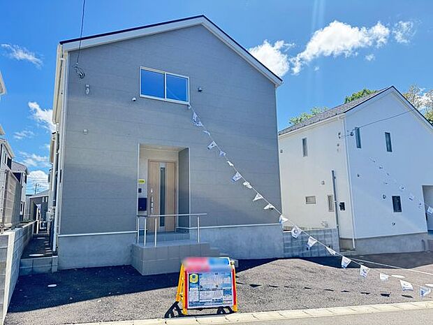 【現地外観写真/16号棟】TVモニター付きインターホンや防犯カメラなど、セキュリティ設備が充実。ご家族の安心に配慮された住まいです。