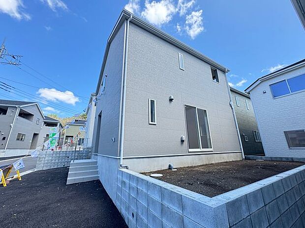【現地外観写真/16号棟】市原市立国分寺台小学校まで徒歩10分(約797m)、市原市立国分寺台中学校まで徒歩8分(約583m)。子育て世帯にもおすすめの立地です。
