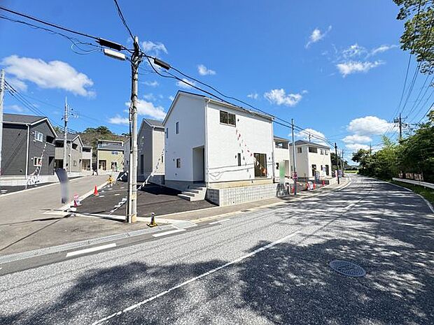 【全体の外観】市原市諏訪2丁目に全21棟の美しい街並みが誕生。小・中学校や公園が身近に揃う、ファミリー世帯にも嬉しい立地です。