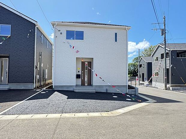 【現地外観写真/17号棟】全居室6帖以上&2面採光が確保された、開放感ある住まいです。北西・北東側が開け、二方向から風と光を取り込める立地です。