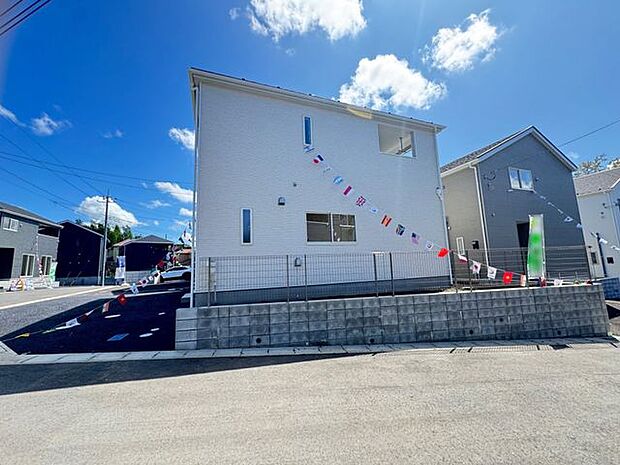 【現地外観写真/17号棟】約2.5帖の収納や各洋室のクローゼットが、すっきりと片付いた住空間を叶えます。急な雨でも慌てずに対応できるインナーバルコニー付き◎