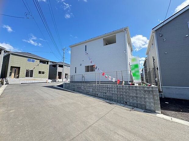 【現地外観写真/17号棟】小学校までは徒歩10分。公園や買い物施設も徒歩圏内にあり、子育て世帯にもおすすめの住環境です◎