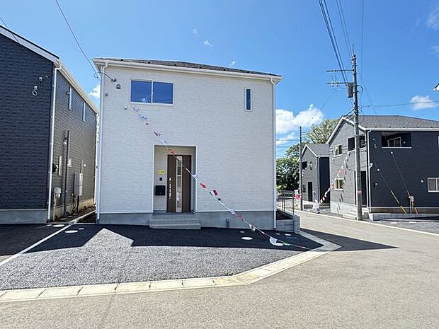【前面道路含む外観写真/17号棟】TVモニター付きインターホンや防犯カメラなど、充実したセキュリティ設備がご家族の暮らしに安心をもたらします。