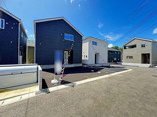 【前面道路含む外観/18号棟】前面道路はアスファルト舗装済。お車はもちろん、自転車やベビーカーの通行もスムーズに行えます。