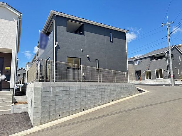 【現地外観写真/20号棟】インナーバルコニーは約9.72m2(約2.9坪)。奥行きがあり、洗濯物をたっぷり干せる広さがあります。