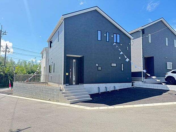 【現地外観写真/20号棟】敷地面積は約140.05m2(約42.36坪)。二方向から風と光を取り込める立地です。