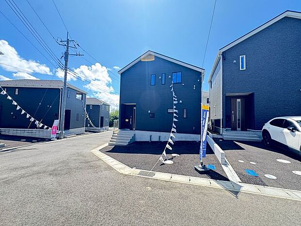 【前面道路含む外観/20号棟】飽きのこないシンプルモダンな外観デザインです。アスファルト舗装された道路は、自転車やベビーカー利用時の移動も快適です。