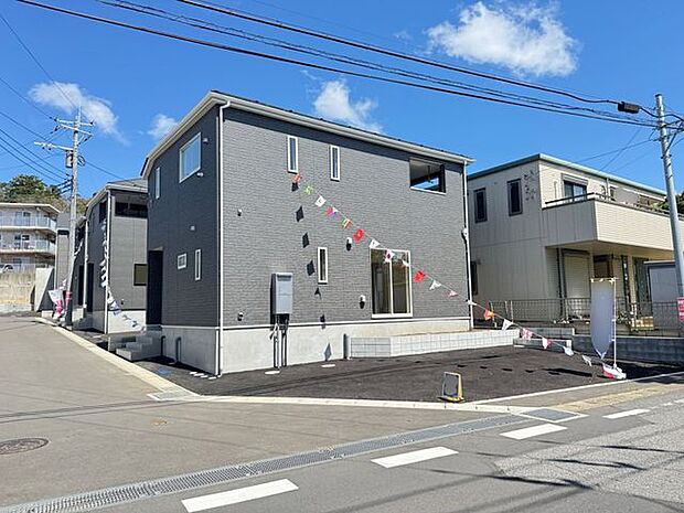 【現地外観写真/11号棟】敷地面積は約140.05m2(約42.36坪)。角地につき、二方向から風と光を取り込める立地です。