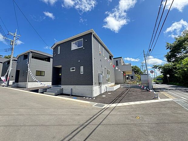 【現地外観写真/11号棟】暮らしの中心となるリビングは、約16帖の広さ。ご家族の会話が弾む、対面式キッチンが採用されています。