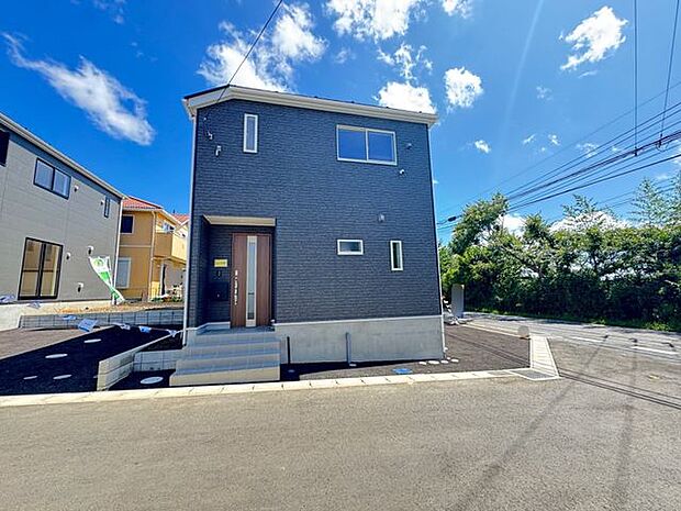 【前面道路含む外観/11号棟】TVモニター付きインターホンや防犯カメラなど、セキュリティ設備が充実。ご家族の安心に配慮された住まいです。