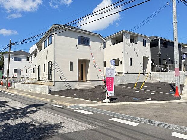 【現地外観写真/12号棟】敷地面積は約145.03m2(約43.87坪)。南西・南東側が開け、二方向から風と光を取り込める立地です。