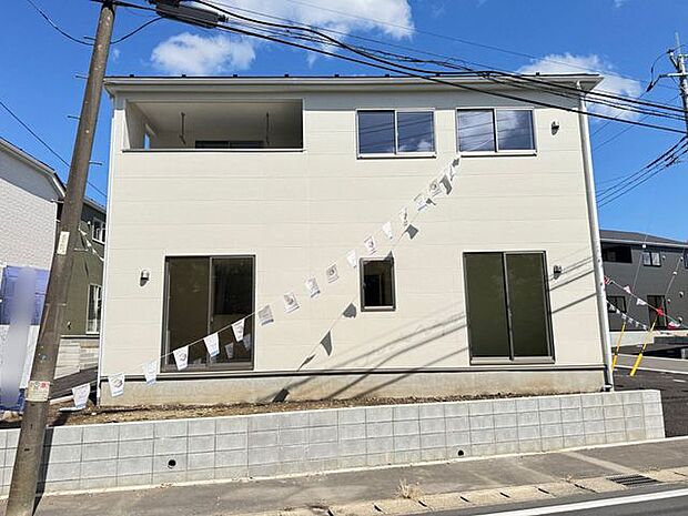 【現地外観写真/12号棟】暮らしの中心となるリビングは、約16.5帖の広さ。ご家族の会話が弾む、対面式キッチンが採用されています。