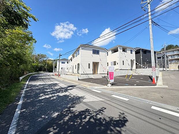 【前面道路含む外観/12号棟】TVモニター付きインターホンや防犯カメラなど、セキュリティ設備が充実。ご家族の安心に配慮された住まいです。