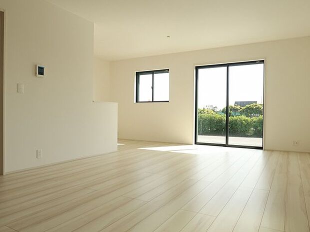 【LDK/同仕様】ご家族が集うLDKは、南向きの明るい住空間です。2面に窓が配されています。※実際とは異なる場合があります。
