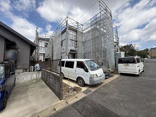 【外観写真/1号棟】前面道路からの視線が気になりにくい落ち着いた住環境です。小さなお子様との出入りも、道路まで距離があることでゆとりを持って対応できます。