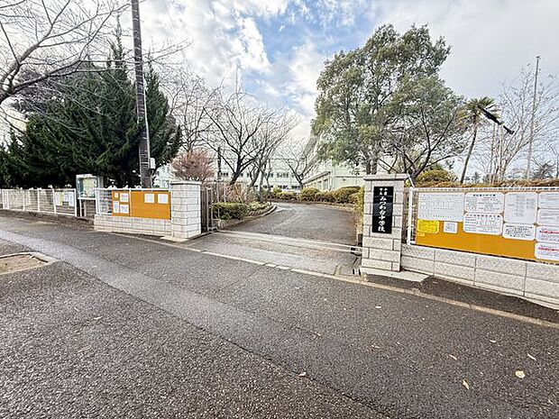 千葉市立みつわ台中学校 徒歩5分。学校教育目標は「心身ともに健康で人間性豊かな生徒の育成」。健康に配慮し、部活動は週2回以上の休養日が設けられています。 350m