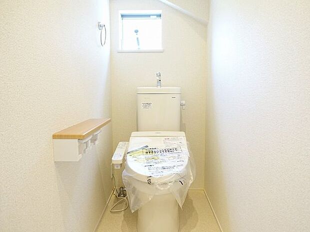 【トイレ/同仕様】年間を通して快適に使用できる温水洗浄便座付き。トイレは各階に設けられています。※実際とは異なる場合があります。
