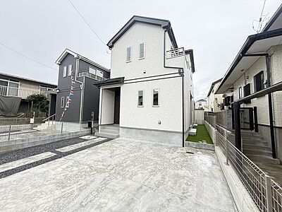 外観：【外観写真/B号棟】第一種低層住居専用地域内、落ち着いた住環境に恵まれた4LDKの住まい。耐震性や耐風性に優れた長期優良住宅です。