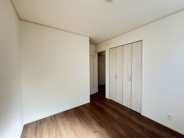 【洋室/同仕様】収納付きですので、住空間を広く使うことができます。腰高窓につき、窓付近にもベッドや机を配置可能です。※実際とは異なる場合があります。