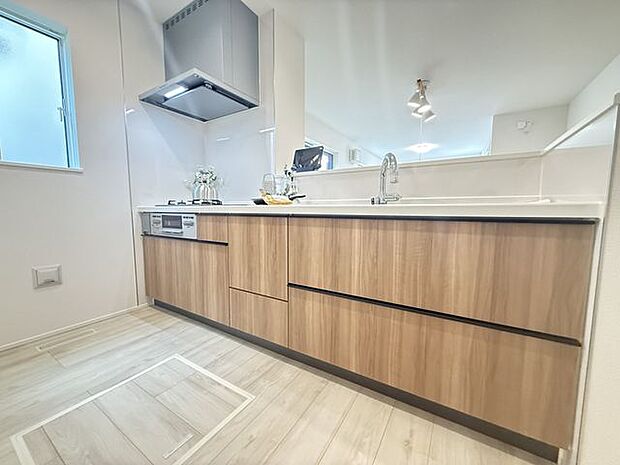 【キッチン/2号棟】 配膳や片付けに便利なカウンター付き。調理中の手元が見えにくい設計のため、急な来客時でもすっきりとした印象を保つことができます。※家具調度品は販売価格に含まれません。