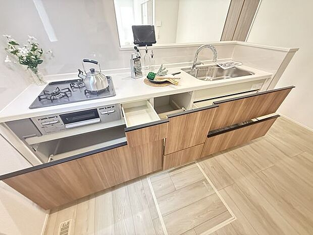 【キッチン/2号棟】グリル付きの3口コンロで、同時に複数調理が可能。料理のレパートリーが増えそうです◎※家具調度品は販売価格に含まれません。