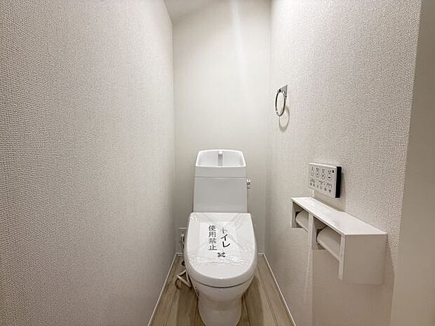 【トイレ/2号棟】トイレは各階に設置されているため、朝の混雑する時間も気兼ねなく利用できます。