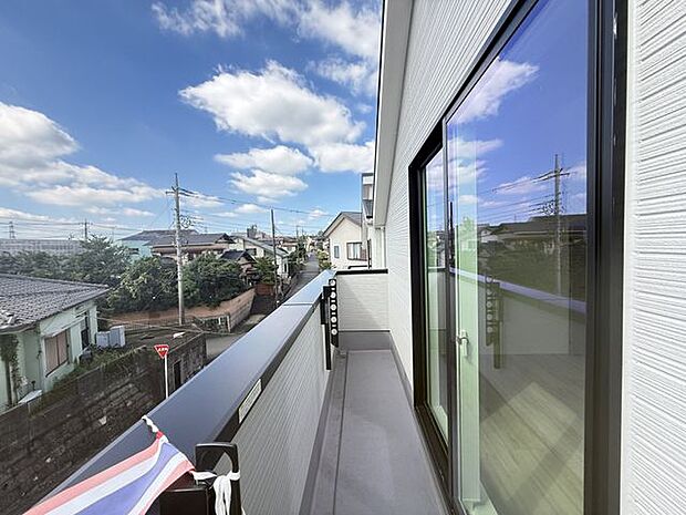 【バルコニー/2号棟】西側バルコニーです。周辺は低層の住宅が建ち並ぶ落ち着いた住宅街です。