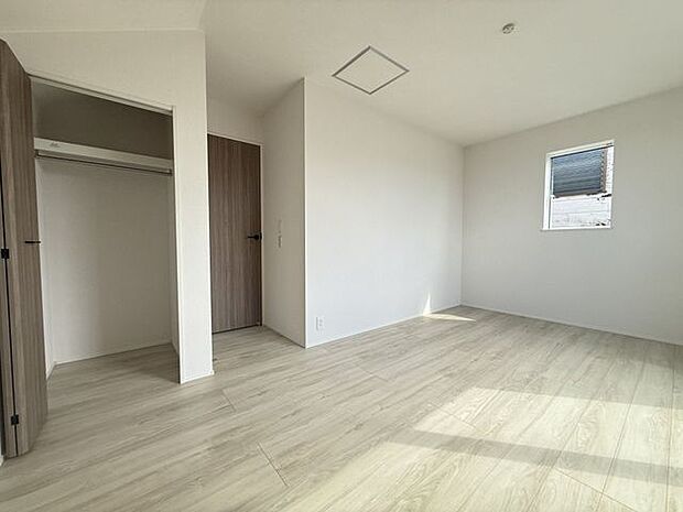 【洋室/約8.0帖/2号棟】クローゼットが備わっています。枕棚付きのため、上部空間も無駄なく活用できます。