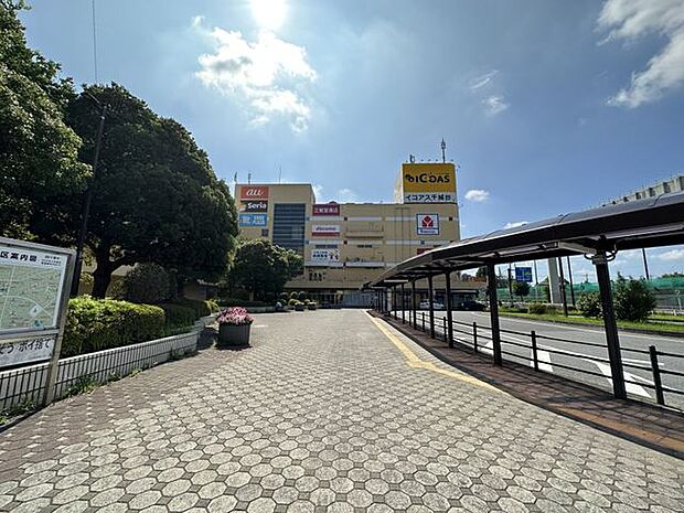 イコアス千城台 徒歩7分。営業時間は各店舗により異なります。スーパーやドラッグストア、飲食店など複数の店舗が入る複合型商業施設です。 550m