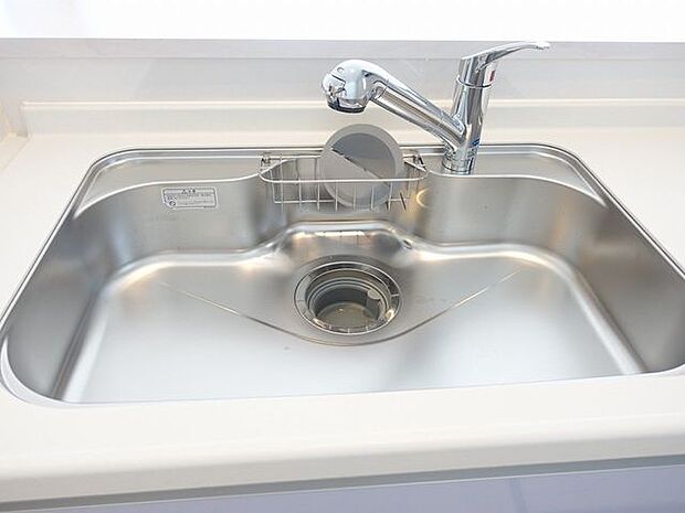 【浄水器/同仕様】いつでも手軽に浄水を利用できます。ミネラルウォーターを購入する手間が省けるほか、ペットボトルゴミの排出を抑えられるため環境にも優しい設備です。※実際とは異なる場合があります。