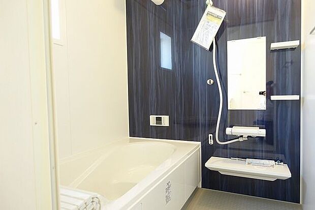 【浴室/同仕様】追焚き機能付きです。生活時間の異なるご家族がいても、いつでも適温のお風呂に入浴できます。※実際とは異なる場合があります。