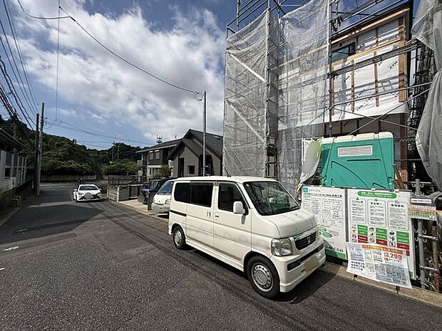 【外観写真/2号棟】陽光をしっかりと取り込める南側接道!約17.0帖のLDKや約7.0帖の主寝室、多彩な収納スペースが備わったゆとりある住空間が魅力です。