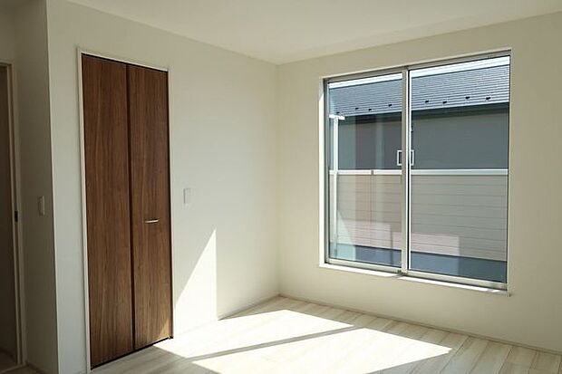 【洋室/同仕様】バルコニーに面した、明るく開放的な洋室。気軽に気分転換やリフレッシュができそうです。※実際とは異なる場合があります。
