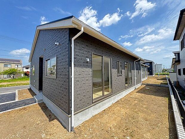 【外観/同仕様】階段の上り下りがなく、キッチン、リビング、寝室などの生活拠点がまとまっているので、家事効率が上がり、毎日の移動がスムーズでストレスが少ない平屋建て。※実際とは異なる場合があります。