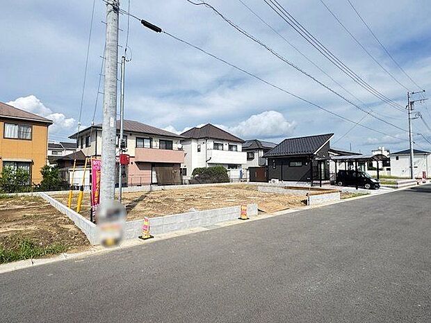 【現地外観写真/1号棟】2026年12月完成の新築戸建全2棟。前面道路との高低差が少ないため、お車やベビーカーの出し入れなどもスムーズに行えます。