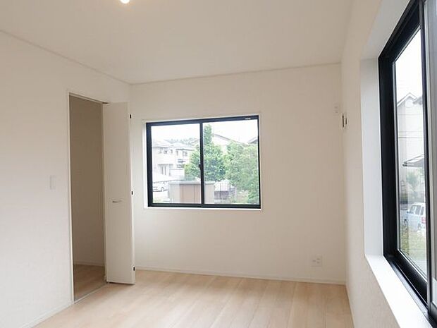 【洋室/同仕様】2面に窓が設けられたお部屋は、1日の内で陽の光の差し込む時間が長く、風通しも良好です。※実際とは異なる場合があります。