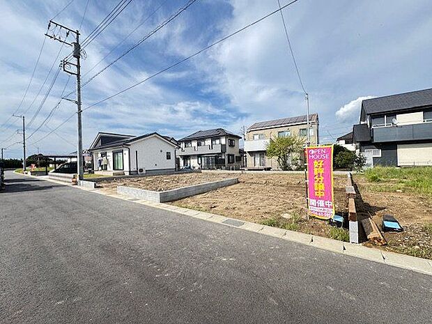 【現地外観写真/2号棟】2026年12月完成の新築戸建全2棟。前面道路との高低差が少ないため、お車やベビーカーの出し入れなどもスムーズに行えます。