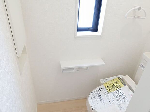 【トイレ/同仕様】年間を通して快適にご利用いただける、温水洗浄便座付きのトイレです。※実際とは異なる場合があります。