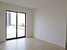 室内：【洋室/同仕様】明るく開放感のある洋室です。窓を開けると、自然換気もスムーズに行えます。※実際とは異なる場合があります。