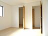 室内：【洋室/同仕様】収納付きでお洋服や鞄の収納にも便利です。身の回りの物を綺麗に片付けられそうです。※実際とは異なる場合があります。
