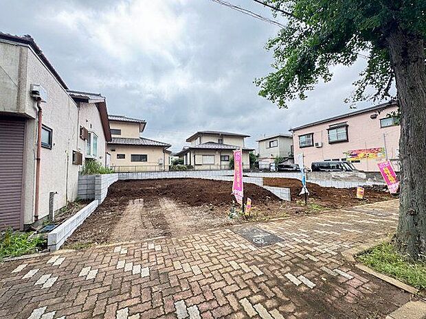 【現地外観写真/2号棟】敷地面積33坪超。パントリーやWICなど、収納が豊富に確保された間取りです。南面バルコニー付き。