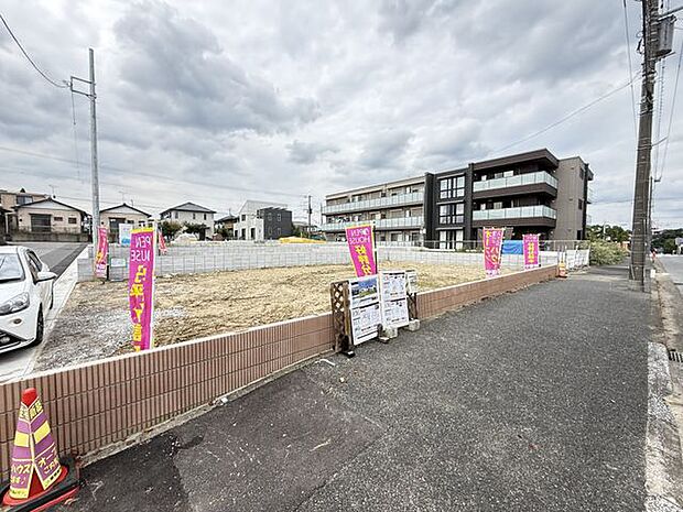 【現地写真】第1種低層住居専用地域内の、穏やかな住環境です。スーパーまで徒歩4分と、生活利便性も兼ね備えたエリアです。