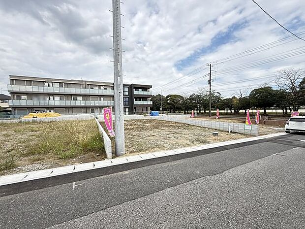【前面道路含む外観写真】3台並列駐車が可能なカースペースが設けられています(車種による)。複数台の所有や来客時にも重宝します。