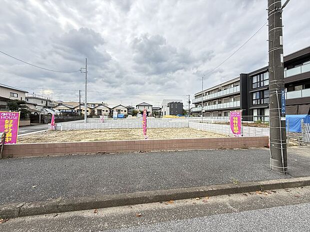 【現地写真】6号棟は、開放感あふれる南東角地・4LDKの住まい。ご家族の会話が自然と生まれるリビング階段が採用されています。