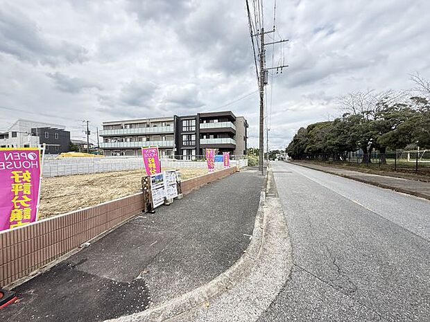 【前面道路含む外観写真】東側の道路には歩道が整備されており、小さなお子様やペットとのお散歩も安心して行えます。