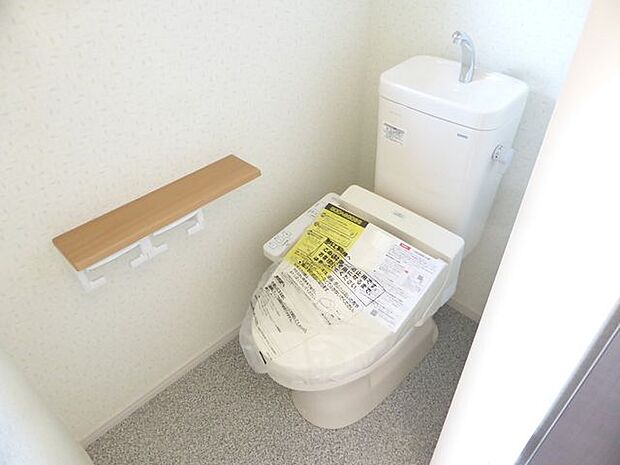 【トイレ/同仕様】年間を通して快適に使用できる温水洗浄便座付き。トイレは各階に設けられています。※実際とは異なる場合があります。