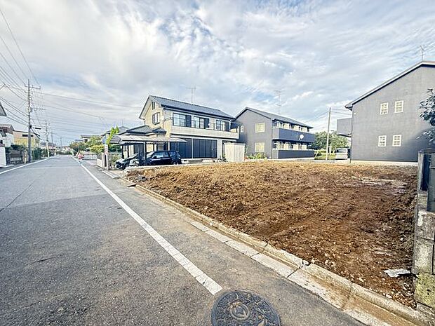 【前面道路含む現地写真/1号棟】千城台みらい小学校まで徒歩5分(約350m)。前面は見通しの良い直線道路につき、徒歩通学するお子様も安心です。