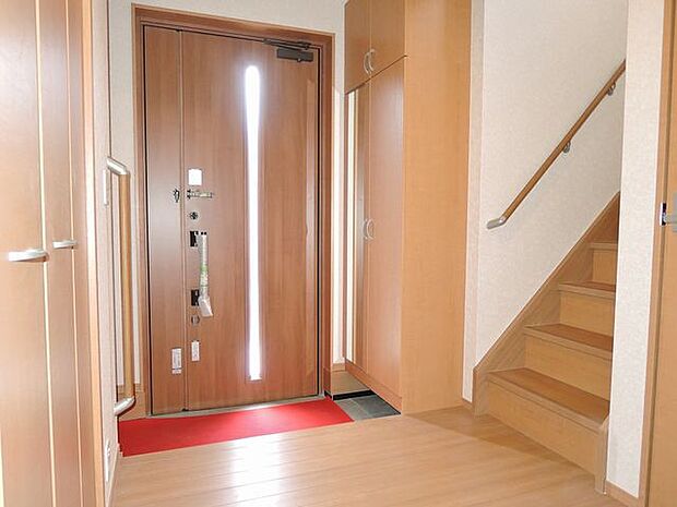 【玄関/同仕様】ドアのスリット部分から自然光が入る、明るい玄関。日中は電気をつけずに対応できそうです。※実際とは異なる場合があります。