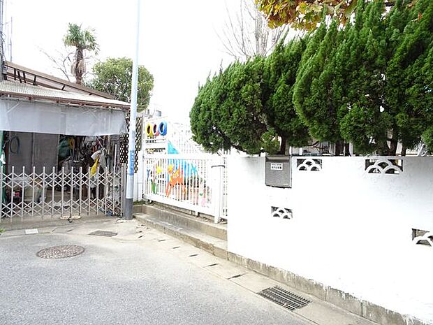 院内幼稚園 徒歩9分。園の一日/8:45登園(園バス有)～14:30/18:00降園。延長保育が行われています。 720m