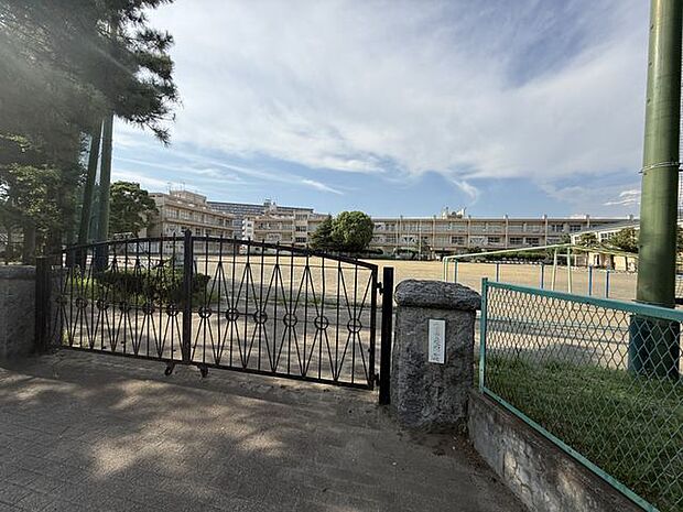 千葉市立院内小学校 徒歩2分。学校教育目標は「自ら考え行動し、心豊かに、たくましく生きる子どもの育成」です。 160m